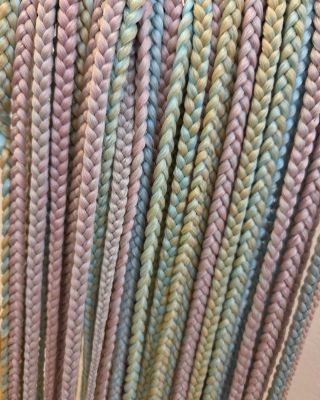 DE set vytvořený z Cocktail kanekalonů, které najdete v různých barvách na našem eshopu ❤️🩷🩵